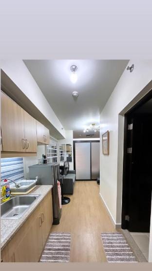 Condo in Parañaque City  with Free parking. Vacation rental in Las Pinas