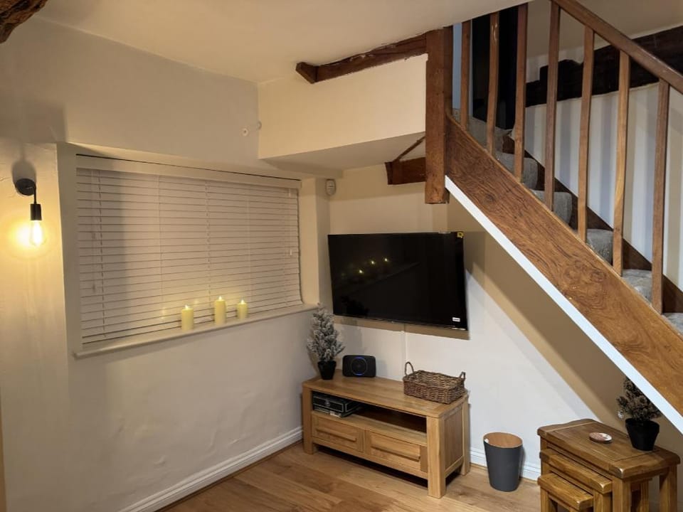 Priory Weavers Cottage Hotel in West Oxfordshire District