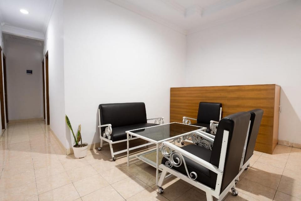 OYO 3707 Halona Guesthouse Hotel in Special Region of Yogyakarta