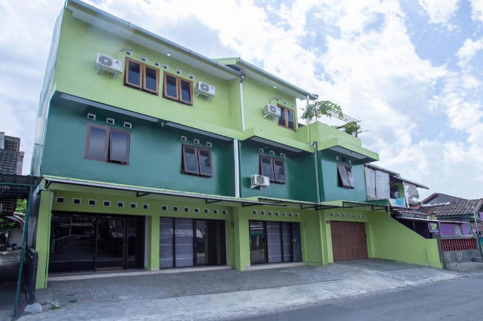OYO 3707 Halona Guesthouse Hotel in Special Region of Yogyakarta