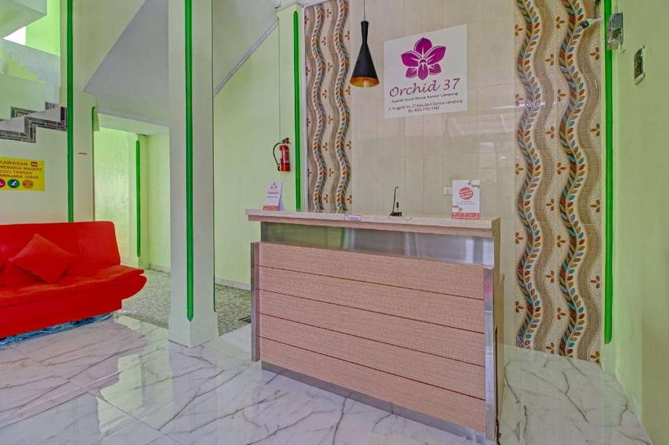 Super OYO 3774 Shakira Syariah Guest House Hotel in Indonesia