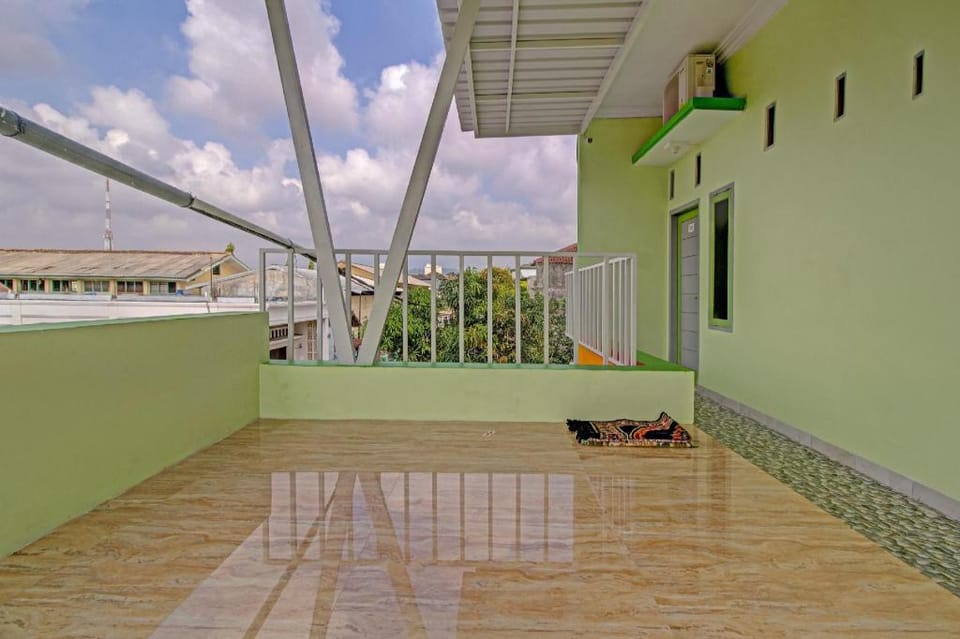Super OYO 3774 Shakira Syariah Guest House Hotel in Indonesia