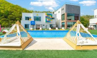 Wonder Kids Pool Villa Bed and Breakfast in South Korea