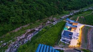 Muju Pool Villa Yellowstone Bed and Breakfast in South Korea