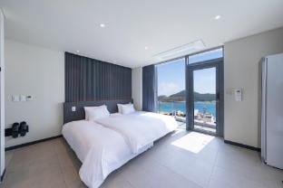 Geoje Party Regina Pool Villa Bed and Breakfast in South Korea