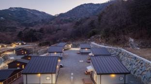 Four Seasons Hwangmaesan Hostel n Pension Bed and Breakfast in South Korea