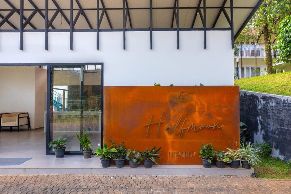Half Moon Resort by Z Vacations Hotel in Kerala