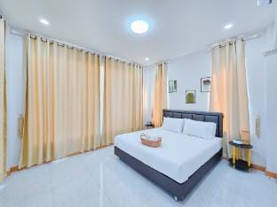 Aiwarin pool villa สิรินธร อุบล Villa in Laos