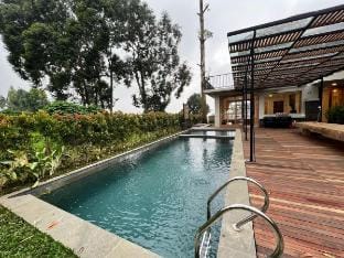 Comfort Villa Lembang Bandung W Private pool 5BR Villa in Parongpong