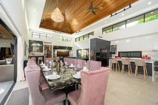 Noi's Villa - tropical oasis with pool and maid Villa in Kamala