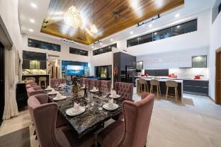 Noi's Villa - tropical oasis with pool and maid Villa in Kamala