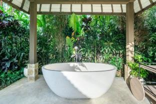 Nyaman3 -Romance, Relaxation, and a Pool All toYou Villa in Sukawati