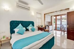 Candolim Bliss Villa with pvt Pool - Beach walk Villa in Candolim