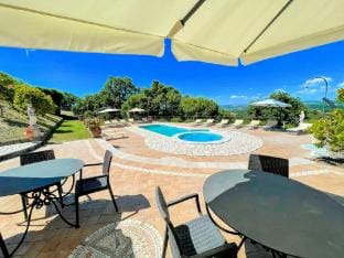 Charming villa in Umbria - sleeps 24 - lake view - Pool, jacuzzi and events room Villa in Montefiascone