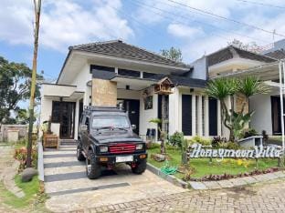 Honeymoon villa Villa in Batu