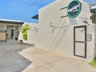 Highlight Pool Villa Bangsaenไฮไลท์พูลวิลล่าบางแสน Villa in Chon Buri Changwat