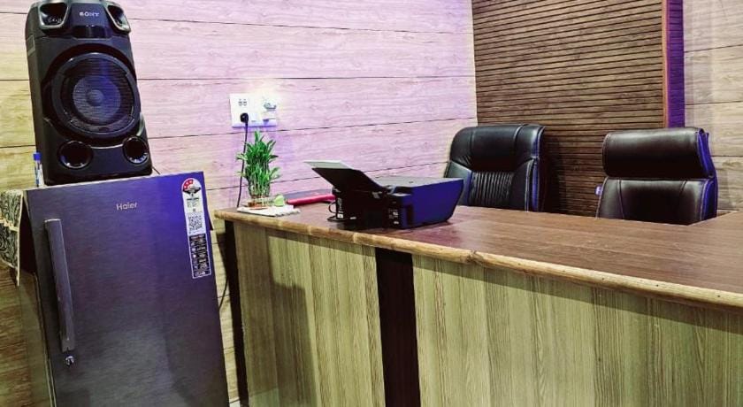 FOUR FOX HOTEL - NEAR ANAND VIHAR TERMINAL Hotel in Noida
