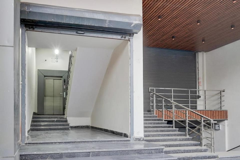 Super Townhouse DSIDC Bawana Formerly Kanhaiya Residency Hotel in Delhi