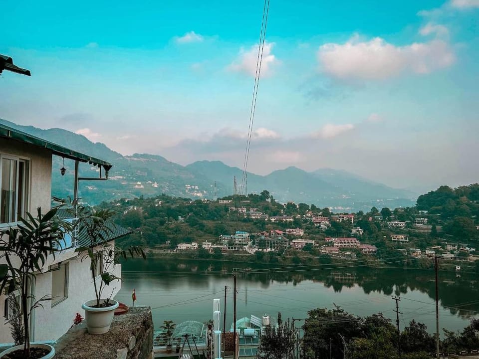 Mohini Lakeview Cottage Hotel in Uttarakhand