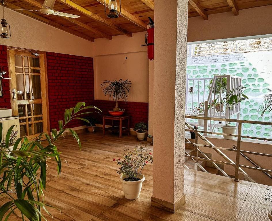 Mohini Lakeview Cottage Hotel in Uttarakhand
