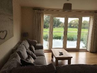 Penthouse Apartment On The River - 65 Skipper Way Apartment in Huntingdonshire District