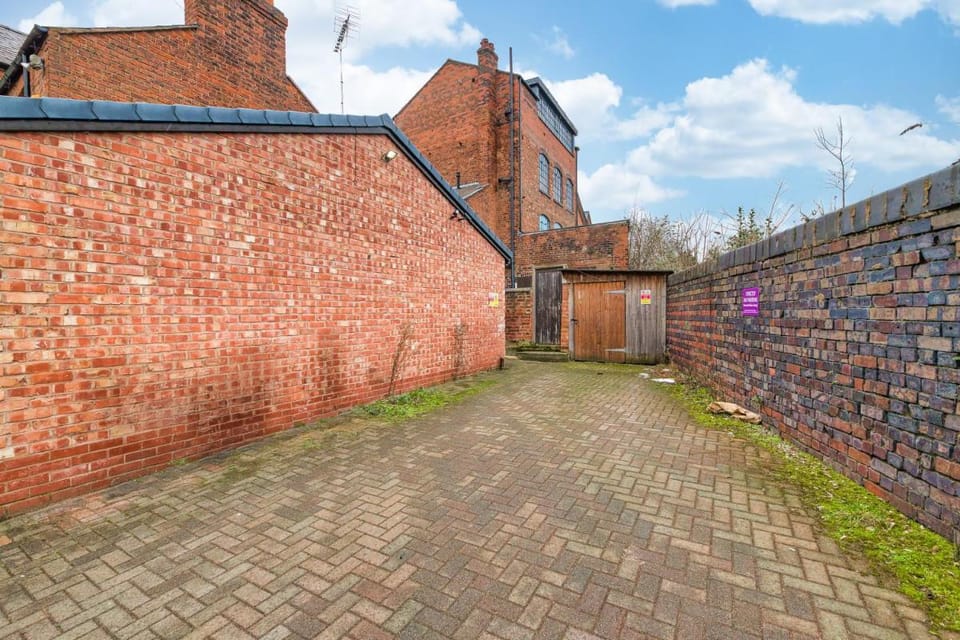 Central 2 Bedroom Apt by Guestz Apartment in Chester