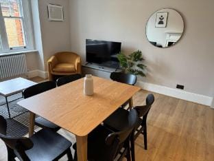 Bright 1-Bed Flat near Fitzrovia Apartment in London Borough of Islington