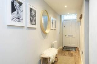 Vibrant Home near Calton Hill Apartment in Edinburgh