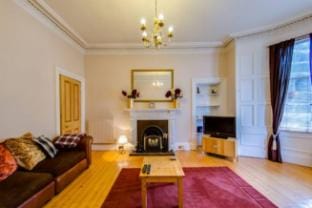 Spacious Apartment next to The Meadows Apartment in Edinburgh
