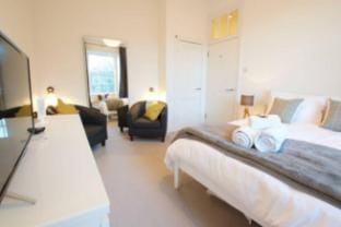 Modern City Centre Flat next to Calton Hill Apartment in Edinburgh