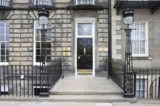 Stylish 1-bed near Princes St w/Courtyard Apartment in Edinburgh