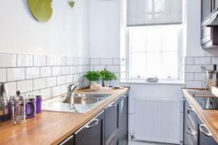 Charming Nest for Two with Castle View Apartment in Edinburgh
