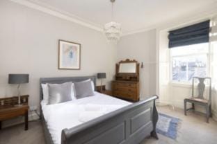 Old Town Apartment with Stunning View Apartment in Edinburgh