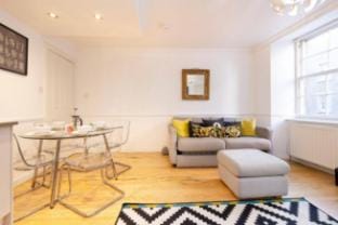 Charming Home with Patio Nearby the Castle Apartment in Edinburgh