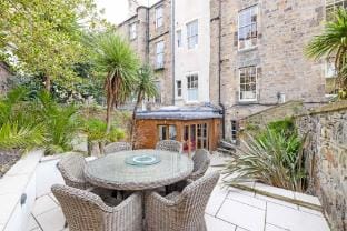 Ultra Luxe Home near Princes Street Apartment in Edinburgh