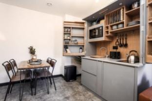 White Coats: Royal Mile 2bed w/City Views Apartment in Edinburgh