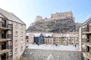 Vibrant Apartment in Edinburgh’s Old Town Apartment in Edinburgh