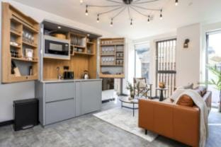 Secretaries & Typing: Chic 2bed - 3rd floor Apartment in Edinburgh