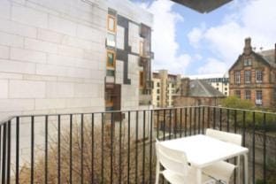 Contemporary Royal Mile Apartment with Balcony Apartment in Edinburgh