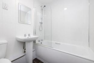 Bright Flat Overlooking The Clyde Apartment in Glasgow