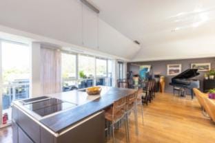 Beautiful Penthouse with Terrace & Jacuzzi Apartment in Edinburgh