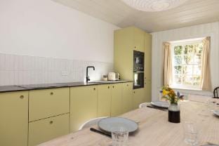 Idyllic Cottage with Garden and Patio Apartment in Edinburgh