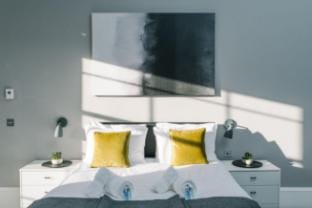 Bold and Spacious Home near Haymarket Station Apartment in Edinburgh