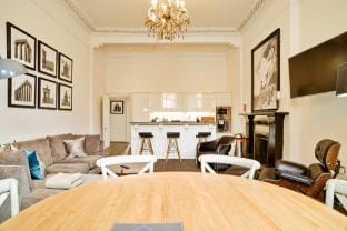 Stylish Edinburgh Suite in the City Centre Apartment in Edinburgh