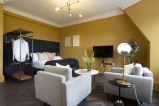 Studio w/Scenic Views-3rd floor Apartment in Edinburgh
