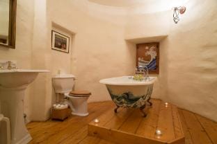 Historic 6-Bedrooms Castle Retreat Apartment in Scotland