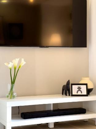 Casa Élisae | Modern Condotel | Venice Mall access Apartment in Makati