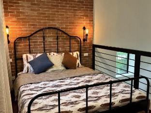 The Upper Deck by Gunyong Apartment in Tagaytay