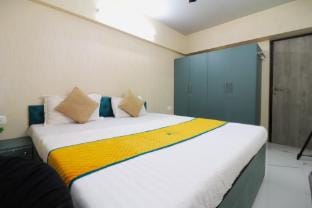 Pinaki vile parle west Apartment in Mumbai