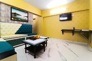 Pinaki vile parle west Apartment in Mumbai